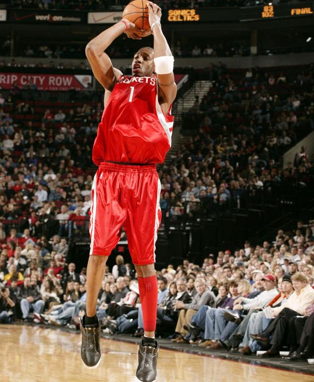 詹姆斯篮板抢断关键时刻锁定胜局