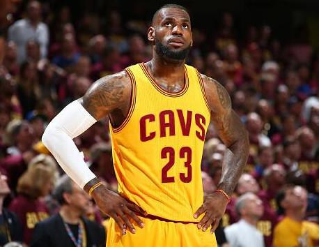 独行侠新太子？赛后众多球迷等待弗拉格签名合影